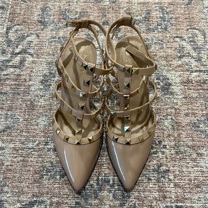 Caged heels with studs and a pointed toe in tan